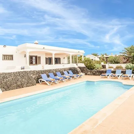 Playa Blanca Sleeps 12 Pool Wifi Villa